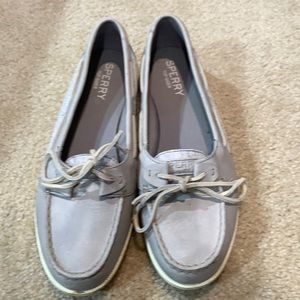 Women’s Sperry top-sided